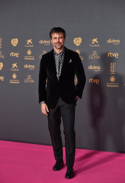 Hugo Silva, nominado a mejor actor de reparto, con traje y camisa estampada de Lander Urquijo y zapatos de Pitillos.
