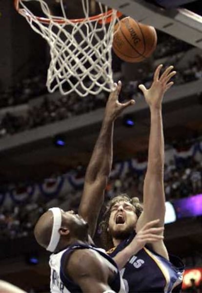 Gasol intenta superar al jugador de Dallas Eric Dampier.