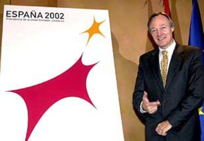 Josep Piqué presenta el logotipo diseñado para la próxima presidencia española de la UE.