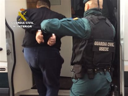 Agentes de la Guardia Civil durante la detenci&oacute;n de uno de los integrantes de la red.