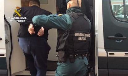 Agentes de la Guardia Civil durante la detención de uno de los integrantes de la red.