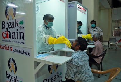 Personal médico de una facultad de Medicina recolecta hisopos de personas para realizar pruebas de la enfermedad por coronavirus (COVID-19) en un quiosco de muestras sin cita en Ernakulam, Kerala, India, el 6 de abril 2020.