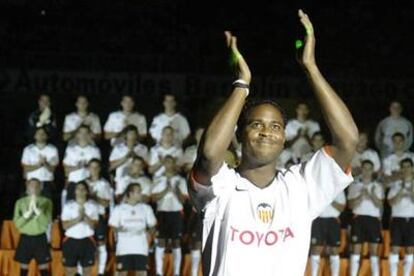 El ex barcelonista Kluivert, en la presentación del equipo.