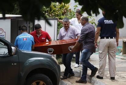 Personal de la morgue de Asunción retiran los restos de Abraham Fehrs.