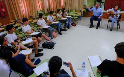 Alumnos de 3º de la ESO del IES Alcores, de Mairena del Alcor (Sevilla), durante la clase de Flamenco en la que han participado el cantaor, Manuel Castulo. y el tocaor, Antonio Carrión.