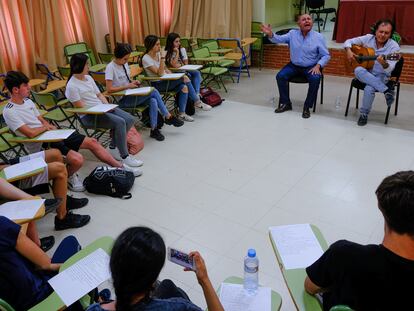 Alumnos de 3º de la ESO del IES Alcores, de Mairena del Alcor (Sevilla), durante la clase de Flamenco en la que han participado el cantaor, Manuel Castulo. y el tocaor, Antonio Carrión.