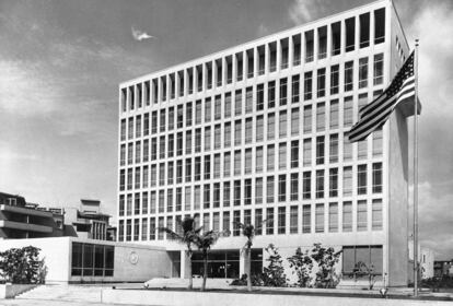 Inaugurado em 1953, o edifício diplomático dos EUA é obra do escritório de Wallace Harrison e Max Abramovitz, autores também do quartel-general da CIA em Langley, Virgínia. A semelhança com o projeto (ainda que numa escala muito menor) da sede das Nações Unidas em Nova York se deve ao fato de que Harrison foi o arquiteto técnico do edifício do organismo internacional. Wallace Harrison também desenhou o Rockefeller Center.