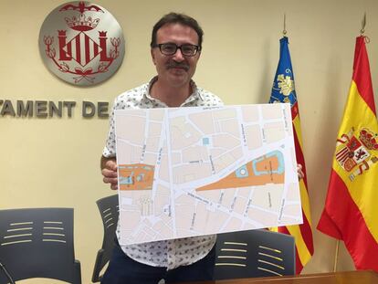 El concejal de Movilidad Sostenible de Val&egrave;ncia, Giuseppe Grezzi, con el proyecto de peatonalizaci&oacute;n de la plaza del Ayuntamiento.