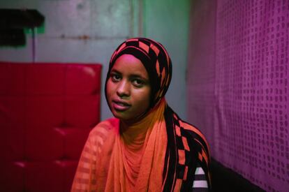 Ayesha (nombre ficticio) es una refugiada etíope de 24 años. Ahora trabaja como cocinera en un restaurante del barrio multiétnico de Eastleigh, en Nairobi, y comparte un piso con algunos compañeros y amigos.