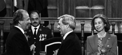 Vargas Llosa recibe de manos del Rey el premio Cervantes en 1994.