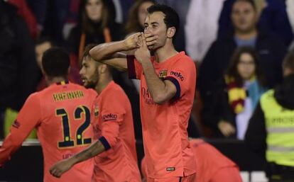 Sergio Busquets celebra el gol a Mestalla. 