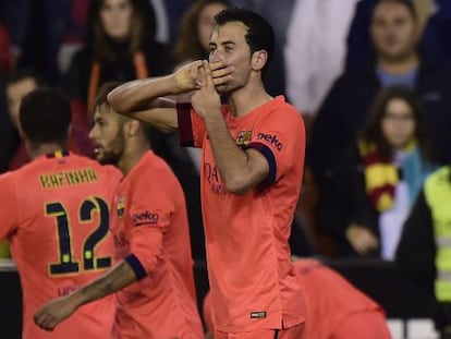 Sergio Busquets celebra el gol a Mestalla. 