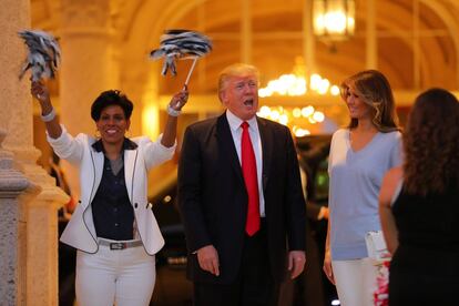 El presidente Trump y su esposa viendo la actuación de la banda del instituto Palm Beach Central, en West Palm, durante la celebración de la Super Bowl, el 5 de febrero.