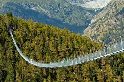 Puente colgante de Charles Kuonen, en los Alpes suizos.
