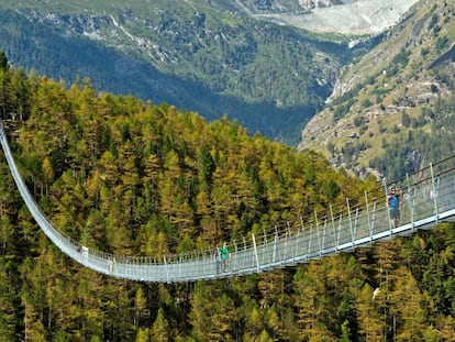 Puente colgante de Charles Kuonen, en los Alpes suizos.