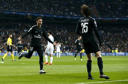 Neymar se acerca a celebrar el gol de Adrien Rabiot.