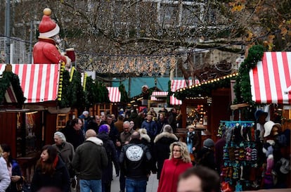 Gente paseando por el mercado navideño de Breitscheidplatz en su reapertura, un año después del ataque terrorista.