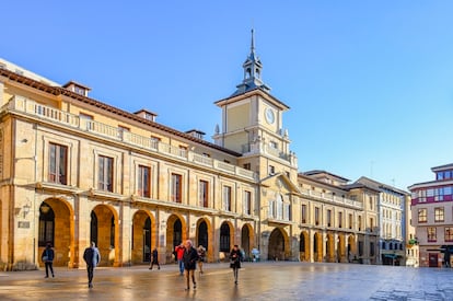 La plaza de la Constitución de Oviedo, con vista del ayuntamiento. GETTY IMAGES