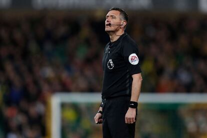 El árbitro Andre Marriner durante el partido del Norwich City contra el Manchester City en la Premier.