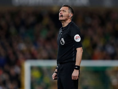 El árbitro Andre Marriner durante el partido del Norwich City contra el Manchester City en la Premier.