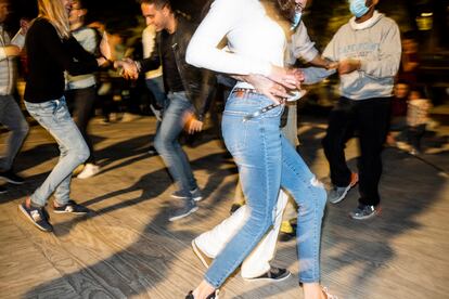 Cambio de parejas en el baile del parque Casino de la Reina.