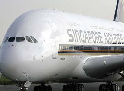 El primer A-380, entregado ayer a Singapore Airlines en Toulouse (Francia).