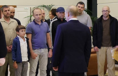 El presidente ruso, Vladímir Putin, se reúne con presos liberados y sus familias, en el aeropuerto internacional de Vnukovo. El informador español Pablo González, segundo por la izquierda.
