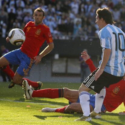 Messi remata y marca el primer gol de Argentina