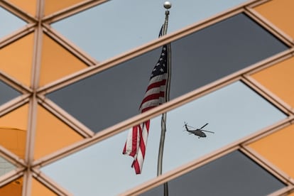 La bandera estadounidense se refleja en las ventanas de la Embajada en Kabul, el pasado 30 de julio.