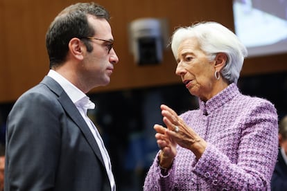 El ministro de Economía, Carlos Cuerpo, y la presidenta del BCE, Christine Lagarde, al inicio de una reunión del Eurogrupo en Luxemburgo.