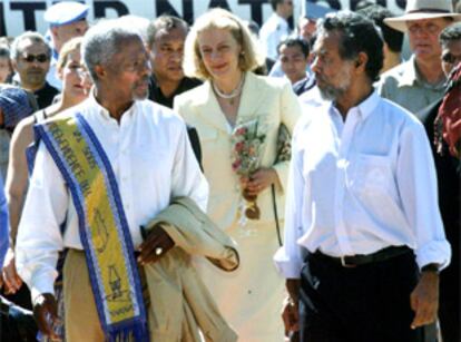Kofi Annan charla con Xanana Gusmao a su llegada al aeropuerto de Dili.