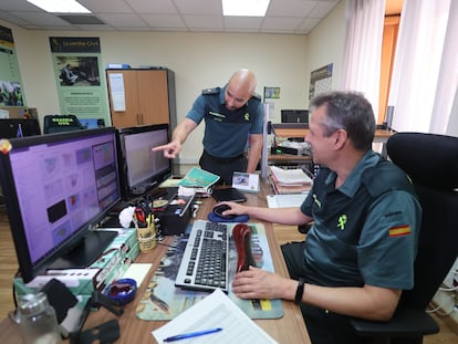 Jose Manuel Quintana (izquierda), comandante de la Guardia Civil y responsable de la nueva Oficina Central Nacional de Medio Ambiente (OCN), conversa con Juan Carlos González, agente del Seprona especializado en estadísticas.