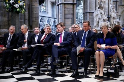 La primera ministra británica, Theresa May, junto con los ex primer ministros Tony Blair, Gordon Brown y David Cameron asisten a un servicio de agradecimiento a Lord Heywood en la Abadía de Westminster, en Londres.