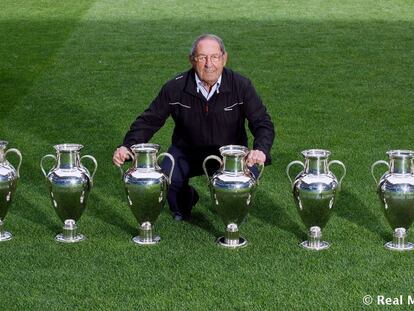 Paco Gento posa con sus Copas de Europa.