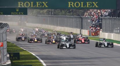 Vista general del banderazo de salida de F&oacute;rmula Uno hoy, domingo 1 de noviembre de 2015, en el aut&oacute;dromo Hermanos Rodr&iacute;guez de Ciudad de M&eacute;xico (M&eacute;xico).