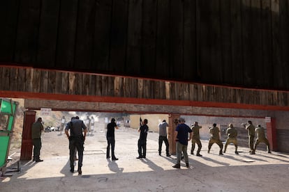 Civiles israelíes practicaban con armamento en un punto de distribución en el norte de Israel, cerca de la frontera con Líbano.