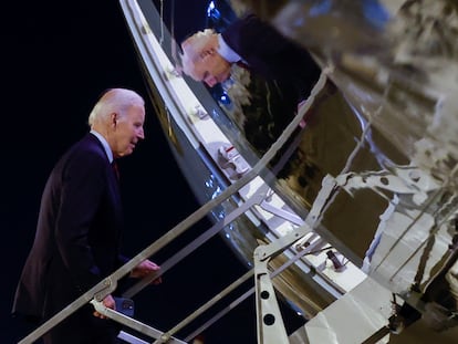 Joe Biden aborda el Air Force One, este domingo en Iwakuni (Japón).