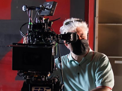 Pedro Almodóvar durante el rodaje de 'La voz humana'.