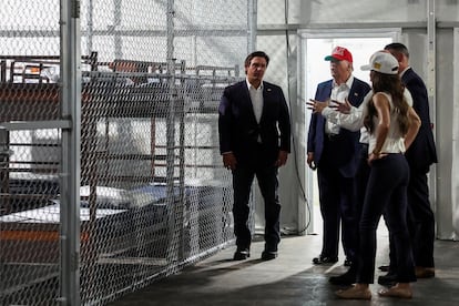 Donald Trump y Ron DeSantis, durante su visita a Alligator Alcatraz.