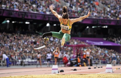 Kelly Cartwright, de Australia, compite en salto de longitud.