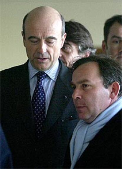 Alain Juppé (izquierda) llega ayer junto a su abogado a la sede del tribunal.