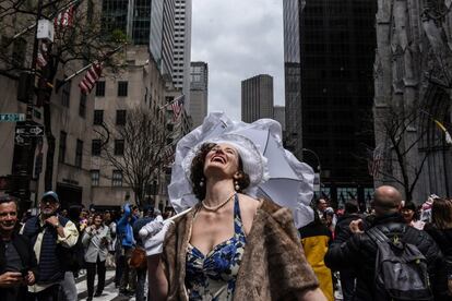 Una mujer sonríe con los primeros rayos de sol durante el desfile anual de Pascua de Nueva York (EE UU), el 21 de abril de 2019.