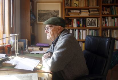 El escritor Ramiro Pinilla en el estudio de su casa de Getxo.