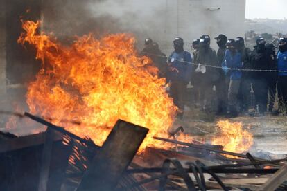 Un grupo de jóvenes ha montado barricadas en los accesos a la colonia para enfrentarse a la orden de desalojo que venció el 1 de febrero.