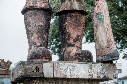 Estátua em homenagem ao bandeirante Borba Gato, em São Paulo, danificada após incêndio.