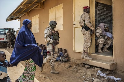 Una mujer y su hijo llegan a la escuela de Inizdan, en el norte de la región nigerina de Tillabéri, para asistir a la reunión entre los vecinos y representantes del Gobierno celebrada a principios de julio con el objetivo de encontrar soluciones a la violencia yihadista que golpea a esta zona. Níger ha fortalecido su respuesta militar frente a los radicales pero busca también canales de diálogo con las comunidades de las que proceden muchos de los terroristas.