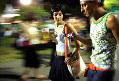 Una pareja, ayer, en el recinto de conciertos de Benicàssim.