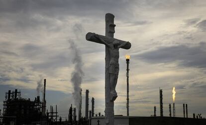 Petroquímica vista de um cemitério em Hahnville, Louisiana.