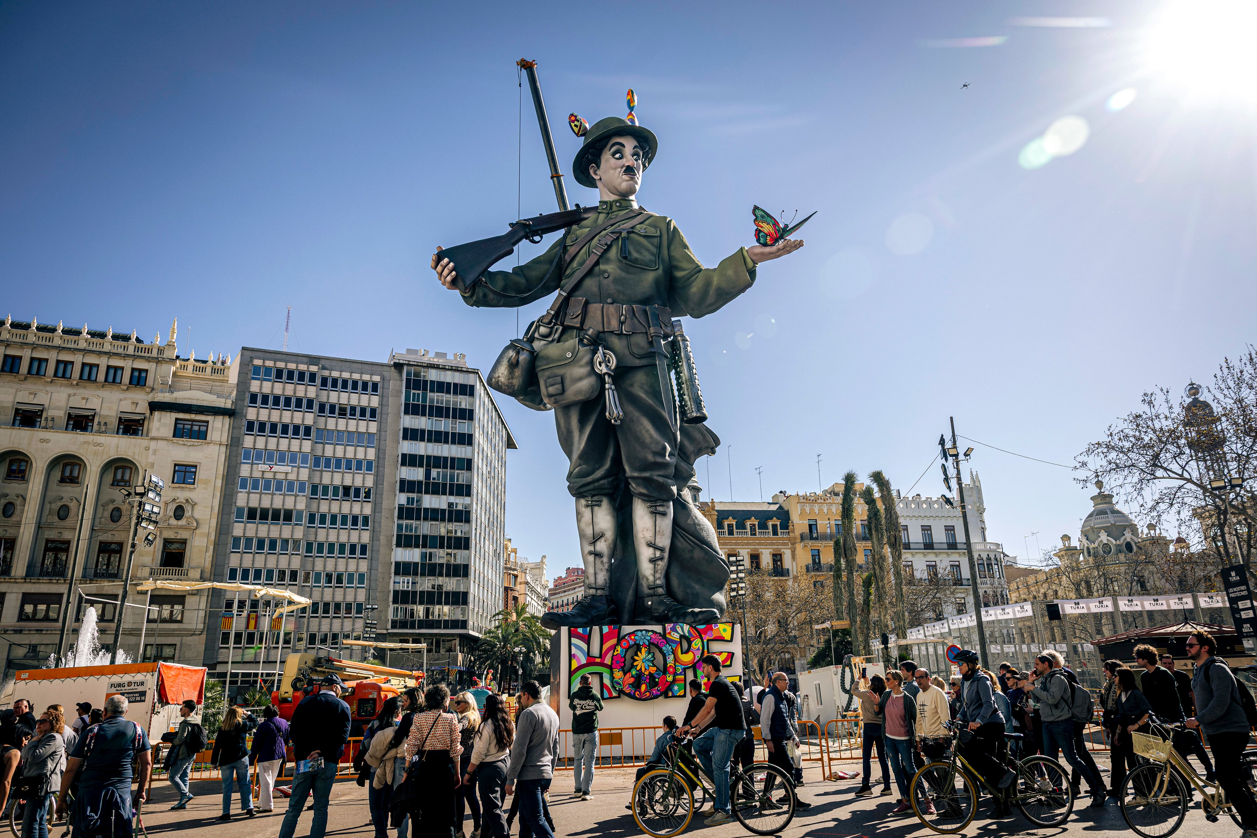La falla municipal, protagonizada por Charles Chaplin, de contenido antibelicista. 