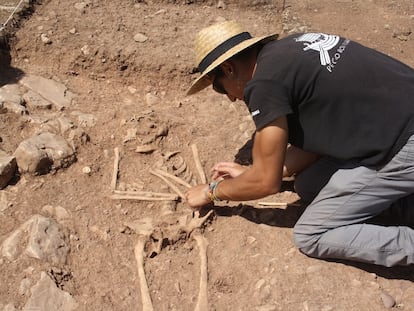 Excavación de la tumba 19 de la necrópolis visigoda de Cubillejo.